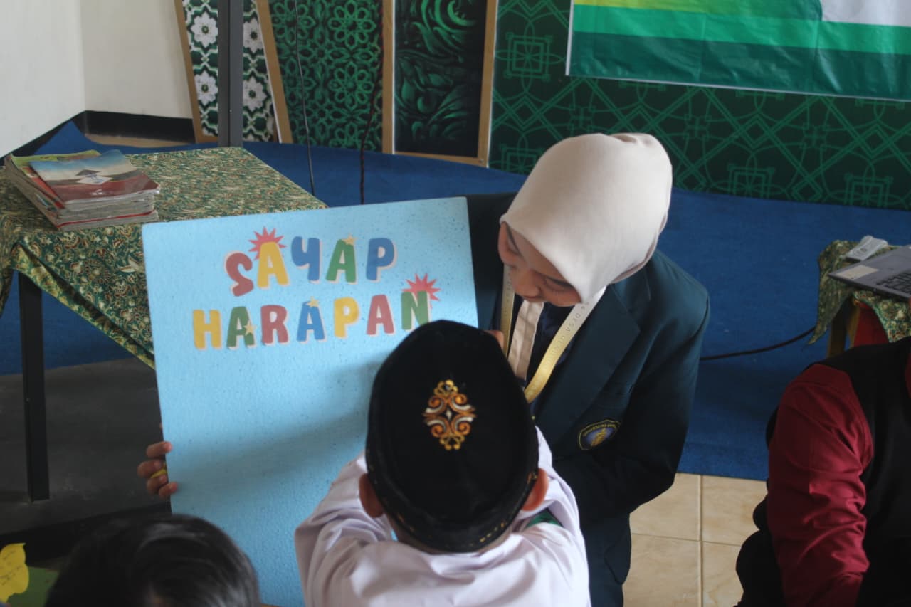 Program Pelita MMD UB Kelompok 54 Tumbuhkan Motivasi Siswa MI Hayatul Islam Lamongan