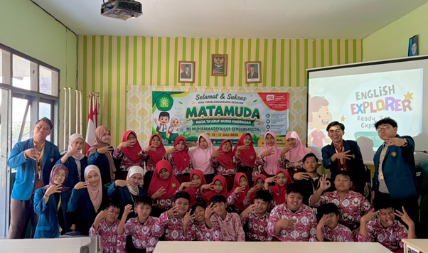 MMD UB Kelompok 54 Kenalkan English Explorer di MI Muhammadiyah Gendongkulon