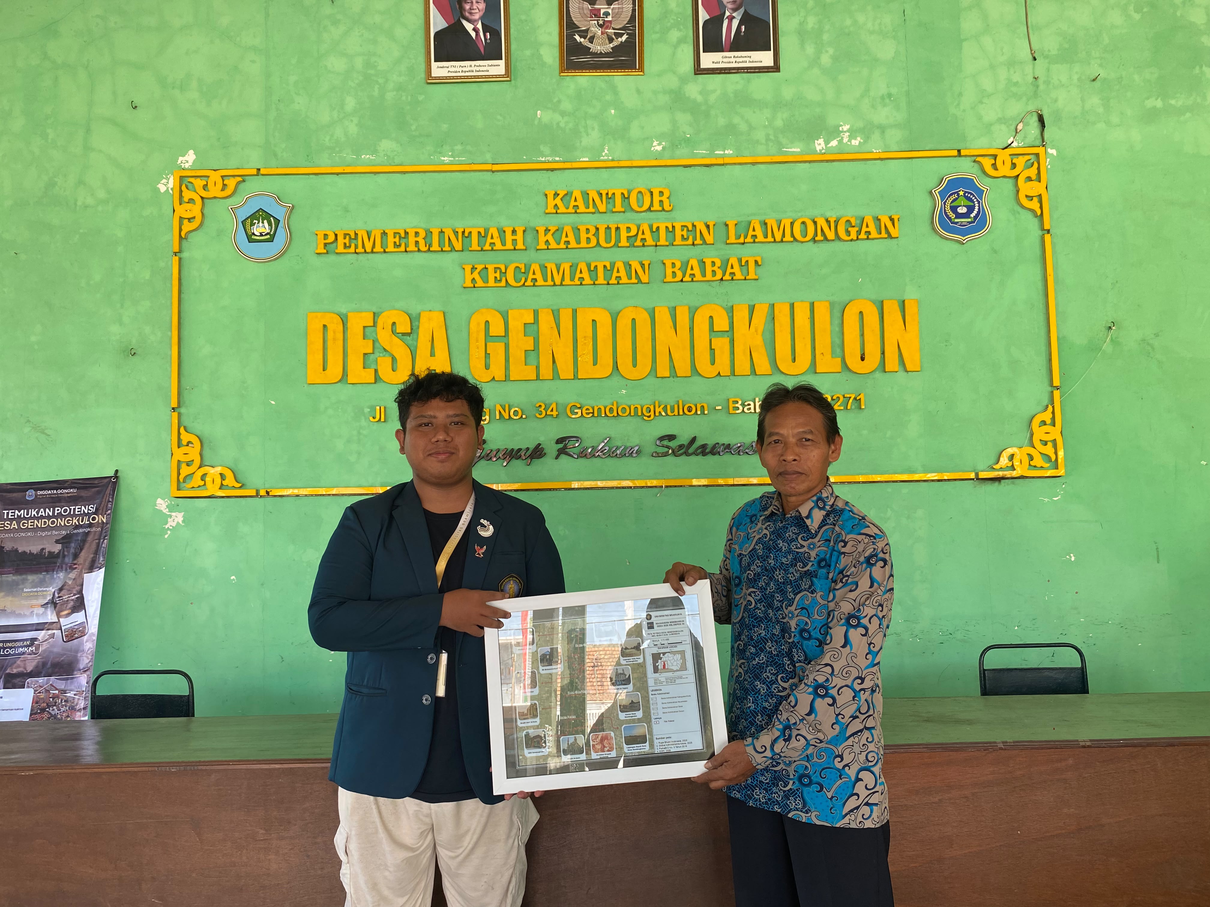 Dukung Pemetaan Potensi Desa, MMD UB Kelompok 54 Serahkan Papan Informasi PINTAR di Desa Gendongkulon