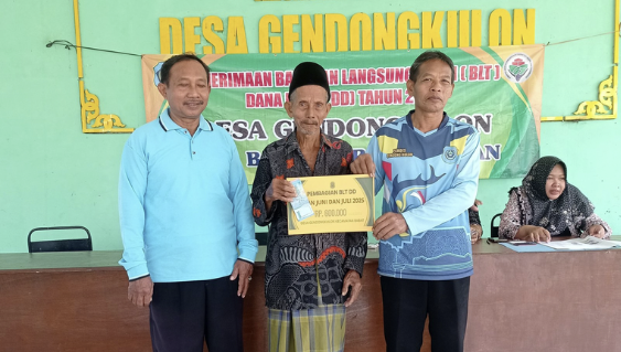 Ringankan Beban Warga, Pemdes Gendongkulon Salurkan BLT-DD Tahap 1 Tahun 2025